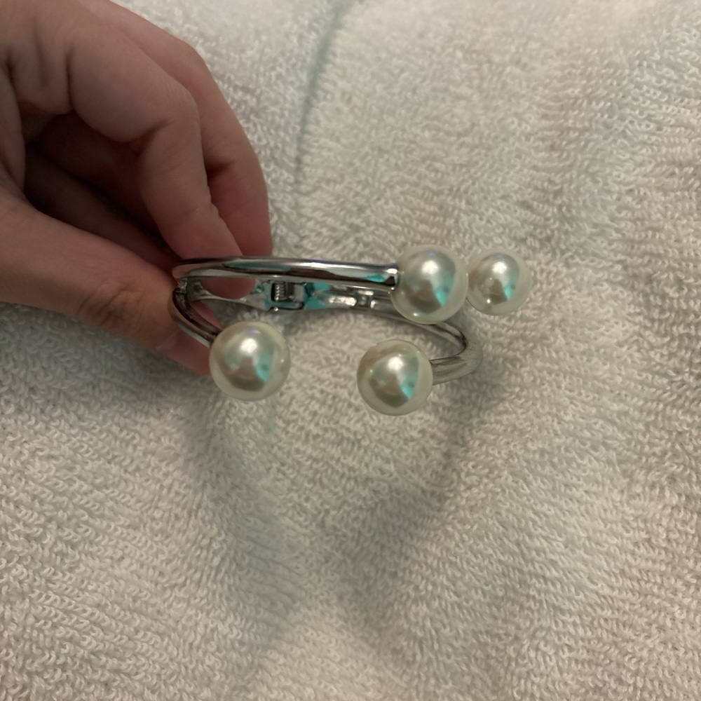 Elegant Silver Pearl Bracelet